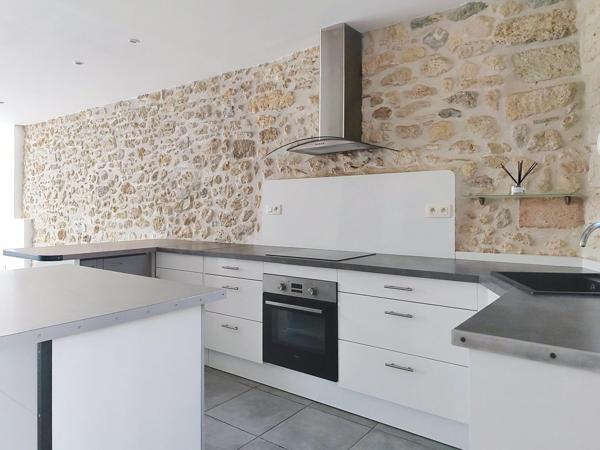 Immeuble rénové 172 m² – 12 couchages – Jusqu’à 60K€/an, 11% de rentabilité – Loupian