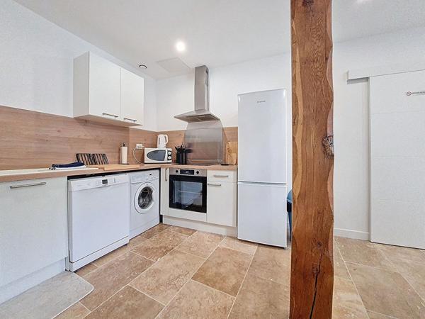 ORLEANS BORDS DE LOIRE - PETITE COPROPRIETE AU CALME - COUR PRIVEE ET PLACE DE STATIONNEMENT - APPARTEMENT T3 - ENTIEREMENT RENOVE - LOCAL VELO