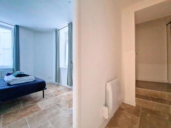 ORLEANS BORDS DE LOIRE - PETITE COPROPRIETE AU CALME - COUR PRIVEE ET PLACE DE STATIONNEMENT - APPARTEMENT T3 - ENTIEREMENT RENOVE - LOCAL VELO