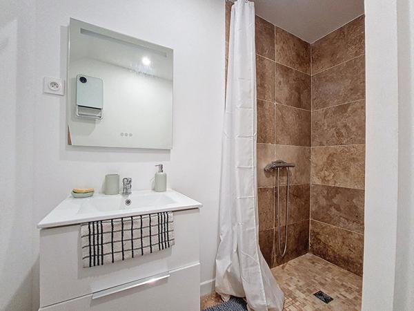 ORLEANS BORDS DE LOIRE - PETITE COPROPRIETE AU CALME - COUR PRIVEE ET PLACE DE STATIONNEMENT - APPARTEMENT T3 - ENTIEREMENT RENOVE - LOCAL VELO