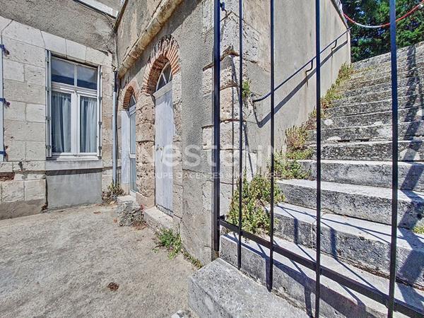 ORLEANS BORDS DE LOIRE - PETITE COPROPRIETE AU CALME - COUR PRIVEE ET PLACE DE STATIONNEMENT - APPARTEMENT T3 - ENTIEREMENT RENOVE - LOCAL VELO