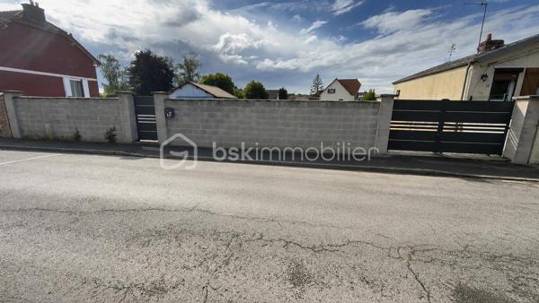 À Moÿ-de-l’Aisne, découvrez ce terrain constructible de 638 m² prêt à accueillir votre future maison.

Son principal atout : de nombreuses démarches et dépenses ont déjà été réalisées pour vous. Le terrain est viabilisé, clôturé et dispose d’un portail ainsi que d’un portillon déjà installés. Un permis de construire a également été accordé, vous permettant de concrétiser rapidement votre projet immobilier.

Avec sa façade d’environ 18 mètres, cette parcelle offre de belles possibilités d’implantation pour une maison familiale avec jardin.

Situé dans une commune dynamique disposant des commerces, écoles, services de santé et commodités du quotidien, ce terrain bénéficie également d’un accès rapide aux axes reliant Saint-Quentin, Laon et les communes environnantes.

Les plus :

* Terrain constructible de 638 m²
* Façade d’environ 18 mètres
* Terrain viabilisé
* Permis de construire accordé
* Clôture réalisée
* Portail et portillon installés
* Projet prêt à démarrer
* Environnement calme et agréable

Une opportunité idéale pour les acquéreurs souhaitant construire sans subir les délais administratifs habituels.
