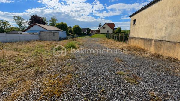 À Moÿ-de-l’Aisne, découvrez ce terrain constructible de 638 m² prêt à accueillir votre future maison.

Son principal atout : de nombreuses démarches et dépenses ont déjà été réalisées pour vous. Le terrain est viabilisé, clôturé et dispose d’un portail ainsi que d’un portillon déjà installés. Un permis de construire a également été accordé, vous permettant de concrétiser rapidement votre projet immobilier.

Avec sa façade d’environ 18 mètres, cette parcelle offre de belles possibilités d’implantation pour une maison familiale avec jardin.

Situé dans une commune dynamique disposant des commerces, écoles, services de santé et commodités du quotidien, ce terrain bénéficie également d’un accès rapide aux axes reliant Saint-Quentin, Laon et les communes environnantes.

Les plus :

* Terrain constructible de 638 m²
* Façade d’environ 18 mètres
* Terrain viabilisé
* Permis de construire accordé
* Clôture réalisée
* Portail et portillon installés
* Projet prêt à démarrer
* Environnement calme et agréable

Une opportunité idéale pour les acquéreurs souhaitant construire sans subir les délais administratifs habituels.