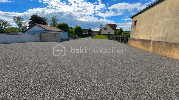 À Moÿ-de-l’Aisne, découvrez ce terrain constructible de 638 m² prêt à accueillir votre future maison.

Son principal atout : de nombreuses démarches et dépenses ont déjà été réalisées pour vous. Le terrain est viabilisé, clôturé et dispose d’un portail ainsi que d’un portillon déjà installés. Un permis de construire a également été accordé, vous permettant de concrétiser rapidement votre projet immobilier.

Avec sa façade d’environ 18 mètres, cette parcelle offre de belles possibilités d’implantation pour une maison familiale avec jardin.

Situé dans une commune dynamique disposant des commerces, écoles, services de santé et commodités du quotidien, ce terrain bénéficie également d’un accès rapide aux axes reliant Saint-Quentin, Laon et les communes environnantes.

Les plus :

* Terrain constructible de 638 m²
* Façade d’environ 18 mètres
* Terrain viabilisé
* Permis de construire accordé
* Clôture réalisée
* Portail et portillon installés
* Projet prêt à démarrer
* Environnement calme et agréable

Une opportunité idéale pour les acquéreurs souhaitant construire sans subir les délais administratifs habituels.