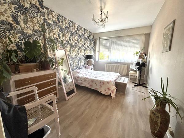 PROCHE CENTRE VILLE/ BEAU T4 AVEC PARKING COUVERT ET CAVE , Vannes