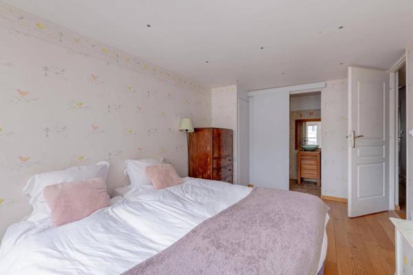 Bijoux vue sur les toits du 6e. 4 pièces, Balcon, 2 SDE, 2 WC