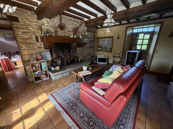 Très belle maison en pierre avec dépendances sur 1ha59 de terre libre.