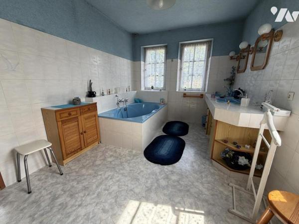 Très belle maison en pierre avec dépendances sur 1ha59 de terre libre.