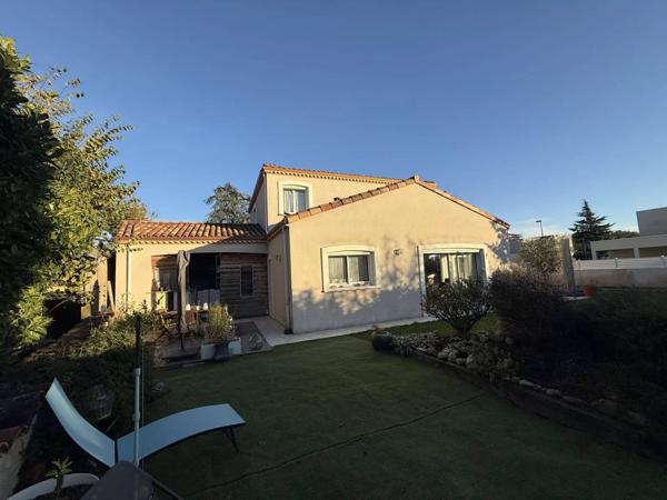 Maison moderne avec jardin