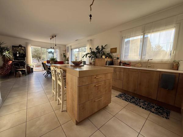 Maison moderne avec jardin