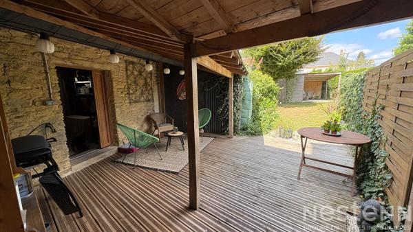 Coup de coeur pour cette maison de charme rénovée avec jardin paysager, terrasse couverte et commerces à pied