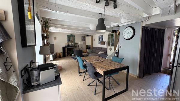 Coup de coeur pour cette maison de charme rénovée avec jardin paysager, terrasse couverte et commerces à pied