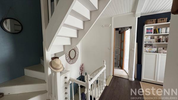 Coup de coeur pour cette maison de charme rénovée avec jardin paysager, terrasse couverte et commerces à pied