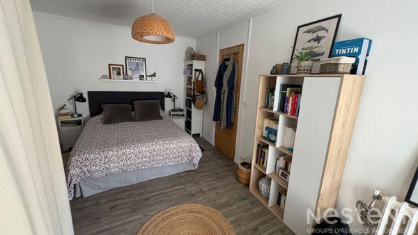 Coup de coeur pour cette maison de charme rénovée avec jardin paysager, terrasse couverte et commerces à pied
