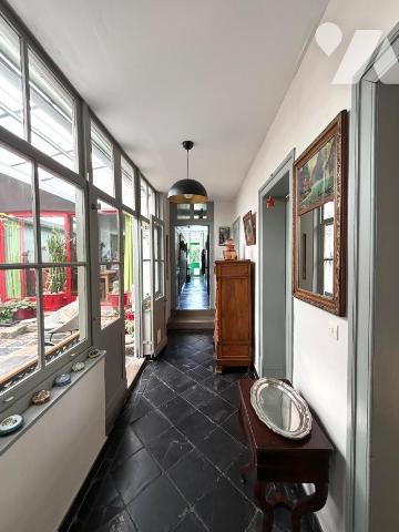 Bergues Intra-Muros: 
Magnifique Demeure atypique des 18ème et 19ème siècles, mitoyenne, sur 3...