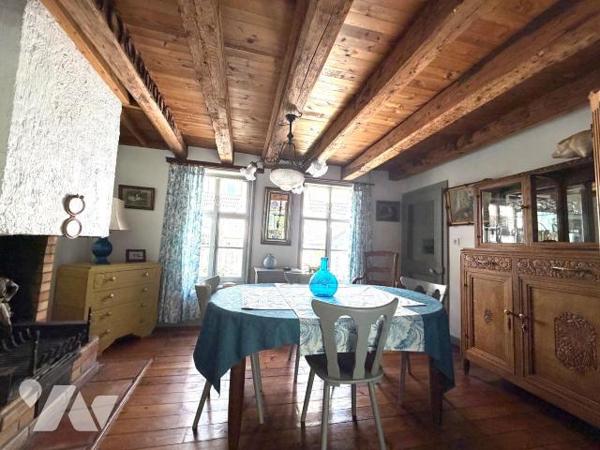 Bergues Intra-Muros: 
Magnifique Demeure atypique des 18ème et 19ème siècles, mitoyenne, sur 3...