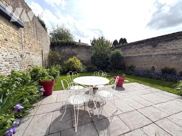 Bergues Intra-Muros: 
Magnifique Demeure atypique des 18ème et 19ème siècles, mitoyenne, sur 3...