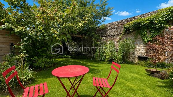 BSK IMMOBILIER vous présente : NANTES SUD / BORDS DE SEVRE : Une grande maison familiale composée de 5 chambres, d’un grand garage et d’un jardin, sans compter de nombreux espaces de rangements.

Cette maison est édifiée sur 2 niveaux, elle comprend :

Au rez-de-chaussée :
Une entrée vous mène directement au salon-séjour (env. 37m²), entièrement vitré côté jardin avec une projection sur un jardin intimiste exposé plein ouest et sans vis-à-vis. Une cuisine aménagée et équipée attenante au salon-séjour, une chambre (env. 13m²), un local technique, un dégagement accédant au grand garage, et des toilettes.

Le 1er étage est scindé en 2 espaces : D’un côté, un palier dessert 3 chambres dont 2 équipées de placards, et une salle de bain [baignoire/douche/wc]. De l’autre côté, une grande suite parentale d’env. 35m² avec un dressing et une salle d’eau avec wc. Enfin, une pièce dont vous pourrez définir la fonction (bureau, coin buanderie, etc etc).

En annexe : Un grand garage attenant à la maison d’env. 27m², une rareté dans le quartier « Sèvre », sans compter une place de stationnement devant la maison. Enfin, une dépendance en guise d’abri de jardin très utile pour le stockage.

Parcelle entièrement clôturée et sans vis-à-vis.

Cette maison a évolué et a été entretenue au fur et à mesure des années, les travaux les plus récents étant la toiture et l’isolation des combles (2018/2019), porte d’entrée (2022), nouvelle chaudière gaz à condensation (2025). Ouvertures en PVC double vitrage (dont vitrage phonique pour certaines ouvertures), et volets roulants électriques, en bon état.

Cette maison est située à proximité de toutes commodités, commerces de quartier [boulangerie, pharmacie, tabac-presse], ainsi que des cabinets médicaux. Les transports à quelques minutes à pied : ligne 42 arrêt « Sèvre » ou busway 4 arrêt « Mauvoisins ». Vous récupérerez également en quelques minutes en voiture, le périphérique et le sud Loire.

Maison avec accès direct aux bords de Sèvre, une bonne performance énergétique (DPE C), et un jardin intimiste exposé plein ouest et sans vis-à-vis, n'hésitez plus !