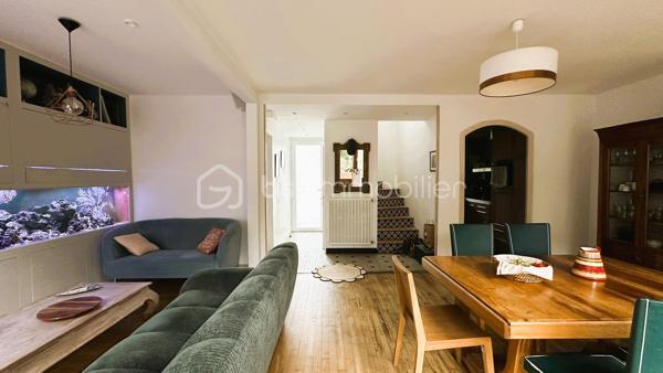 BSK IMMOBILIER vous présente : NANTES SUD / BORDS DE SEVRE : Une grande maison familiale composée de 5 chambres, d’un grand garage et d’un jardin, sans compter de nombreux espaces de rangements.

Cette maison est édifiée sur 2 niveaux, elle comprend :

Au rez-de-chaussée :
Une entrée vous mène directement au salon-séjour (env. 37m²), entièrement vitré côté jardin avec une projection sur un jardin intimiste exposé plein ouest et sans vis-à-vis. Une cuisine aménagée et équipée attenante au salon-séjour, une chambre (env. 13m²), un local technique, un dégagement accédant au grand garage, et des toilettes.

Le 1er étage est scindé en 2 espaces : D’un côté, un palier dessert 3 chambres dont 2 équipées de placards, et une salle de bain [baignoire/douche/wc]. De l’autre côté, une grande suite parentale d’env. 35m² avec un dressing et une salle d’eau avec wc. Enfin, une pièce dont vous pourrez définir la fonction (bureau, coin buanderie, etc etc).

En annexe : Un grand garage attenant à la maison d’env. 27m², une rareté dans le quartier « Sèvre », sans compter une place de stationnement devant la maison. Enfin, une dépendance en guise d’abri de jardin très utile pour le stockage.

Parcelle entièrement clôturée et sans vis-à-vis.

Cette maison a évolué et a été entretenue au fur et à mesure des années, les travaux les plus récents étant la toiture et l’isolation des combles (2018/2019), porte d’entrée (2022), nouvelle chaudière gaz à condensation (2025). Ouvertures en PVC double vitrage (dont vitrage phonique pour certaines ouvertures), et volets roulants électriques, en bon état.

Cette maison est située à proximité de toutes commodités, commerces de quartier [boulangerie, pharmacie, tabac-presse], ainsi que des cabinets médicaux. Les transports à quelques minutes à pied : ligne 42 arrêt « Sèvre » ou busway 4 arrêt « Mauvoisins ». Vous récupérerez également en quelques minutes en voiture, le périphérique et le sud Loire.

Maison avec accès direct aux bords de Sèvre, une bonne performance énergétique (DPE C), et un jardin intimiste exposé plein ouest et sans vis-à-vis, n'hésitez plus !