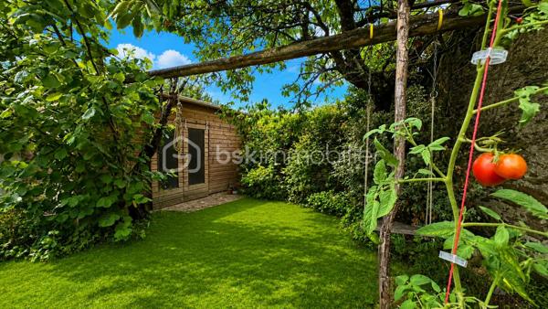 BSK IMMOBILIER vous présente : NANTES SUD / BORDS DE SEVRE : Une grande maison familiale composée de 5 chambres, d’un grand garage et d’un jardin, sans compter de nombreux espaces de rangements.

Cette maison est édifiée sur 2 niveaux, elle comprend :

Au rez-de-chaussée :
Une entrée vous mène directement au salon-séjour (env. 37m²), entièrement vitré côté jardin avec une projection sur un jardin intimiste exposé plein ouest et sans vis-à-vis. Une cuisine aménagée et équipée attenante au salon-séjour, une chambre (env. 13m²), un local technique, un dégagement accédant au grand garage, et des toilettes.

Le 1er étage est scindé en 2 espaces : D’un côté, un palier dessert 3 chambres dont 2 équipées de placards, et une salle de bain [baignoire/douche/wc]. De l’autre côté, une grande suite parentale d’env. 35m² avec un dressing et une salle d’eau avec wc. Enfin, une pièce dont vous pourrez définir la fonction (bureau, coin buanderie, etc etc).

En annexe : Un grand garage attenant à la maison d’env. 27m², une rareté dans le quartier « Sèvre », sans compter une place de stationnement devant la maison. Enfin, une dépendance en guise d’abri de jardin très utile pour le stockage.

Parcelle entièrement clôturée et sans vis-à-vis.

Cette maison a évolué et a été entretenue au fur et à mesure des années, les travaux les plus récents étant la toiture et l’isolation des combles (2018/2019), porte d’entrée (2022), nouvelle chaudière gaz à condensation (2025). Ouvertures en PVC double vitrage (dont vitrage phonique pour certaines ouvertures), et volets roulants électriques, en bon état.

Cette maison est située à proximité de toutes commodités, commerces de quartier [boulangerie, pharmacie, tabac-presse], ainsi que des cabinets médicaux. Les transports à quelques minutes à pied : ligne 42 arrêt « Sèvre » ou busway 4 arrêt « Mauvoisins ». Vous récupérerez également en quelques minutes en voiture, le périphérique et le sud Loire.

Maison avec accès direct aux bords de Sèvre, une bonne performance énergétique (DPE C), et un jardin intimiste exposé plein ouest et sans vis-à-vis, n'hésitez plus !