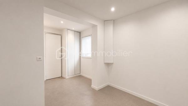 BSK IMMOBILIER vous présente : NANTES SUD / BORDS DE SEVRE : Une grande maison familiale composée de 5 chambres, d’un grand garage et d’un jardin, sans compter de nombreux espaces de rangements.

Cette maison est édifiée sur 2 niveaux, elle comprend :

Au rez-de-chaussée :
Une entrée vous mène directement au salon-séjour (env. 37m²), entièrement vitré côté jardin avec une projection sur un jardin intimiste exposé plein ouest et sans vis-à-vis. Une cuisine aménagée et équipée attenante au salon-séjour, une chambre (env. 13m²), un local technique, un dégagement accédant au grand garage, et des toilettes.

Le 1er étage est scindé en 2 espaces : D’un côté, un palier dessert 3 chambres dont 2 équipées de placards, et une salle de bain [baignoire/douche/wc]. De l’autre côté, une grande suite parentale d’env. 35m² avec un dressing et une salle d’eau avec wc. Enfin, une pièce dont vous pourrez définir la fonction (bureau, coin buanderie, etc etc).

En annexe : Un grand garage attenant à la maison d’env. 27m², une rareté dans le quartier « Sèvre », sans compter une place de stationnement devant la maison. Enfin, une dépendance en guise d’abri de jardin très utile pour le stockage.

Parcelle entièrement clôturée et sans vis-à-vis.

Cette maison a évolué et a été entretenue au fur et à mesure des années, les travaux les plus récents étant la toiture et l’isolation des combles (2018/2019), porte d’entrée (2022), nouvelle chaudière gaz à condensation (2025). Ouvertures en PVC double vitrage (dont vitrage phonique pour certaines ouvertures), et volets roulants électriques, en bon état.

Cette maison est située à proximité de toutes commodités, commerces de quartier [boulangerie, pharmacie, tabac-presse], ainsi que des cabinets médicaux. Les transports à quelques minutes à pied : ligne 42 arrêt « Sèvre » ou busway 4 arrêt « Mauvoisins ». Vous récupérerez également en quelques minutes en voiture, le périphérique et le sud Loire.

Maison avec accès direct aux bords de Sèvre, une bonne performance énergétique (DPE C), et un jardin intimiste exposé plein ouest et sans vis-à-vis, n'hésitez plus !