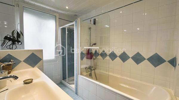 BSK IMMOBILIER vous présente : NANTES SUD / BORDS DE SEVRE : Une grande maison familiale composée de 5 chambres, d’un grand garage et d’un jardin, sans compter de nombreux espaces de rangements.

Cette maison est édifiée sur 2 niveaux, elle comprend :

Au rez-de-chaussée :
Une entrée vous mène directement au salon-séjour (env. 37m²), entièrement vitré côté jardin avec une projection sur un jardin intimiste exposé plein ouest et sans vis-à-vis. Une cuisine aménagée et équipée attenante au salon-séjour, une chambre (env. 13m²), un local technique, un dégagement accédant au grand garage, et des toilettes.

Le 1er étage est scindé en 2 espaces : D’un côté, un palier dessert 3 chambres dont 2 équipées de placards, et une salle de bain [baignoire/douche/wc]. De l’autre côté, une grande suite parentale d’env. 35m² avec un dressing et une salle d’eau avec wc. Enfin, une pièce dont vous pourrez définir la fonction (bureau, coin buanderie, etc etc).

En annexe : Un grand garage attenant à la maison d’env. 27m², une rareté dans le quartier « Sèvre », sans compter une place de stationnement devant la maison. Enfin, une dépendance en guise d’abri de jardin très utile pour le stockage.

Parcelle entièrement clôturée et sans vis-à-vis.

Cette maison a évolué et a été entretenue au fur et à mesure des années, les travaux les plus récents étant la toiture et l’isolation des combles (2018/2019), porte d’entrée (2022), nouvelle chaudière gaz à condensation (2025). Ouvertures en PVC double vitrage (dont vitrage phonique pour certaines ouvertures), et volets roulants électriques, en bon état.

Cette maison est située à proximité de toutes commodités, commerces de quartier [boulangerie, pharmacie, tabac-presse], ainsi que des cabinets médicaux. Les transports à quelques minutes à pied : ligne 42 arrêt « Sèvre » ou busway 4 arrêt « Mauvoisins ». Vous récupérerez également en quelques minutes en voiture, le périphérique et le sud Loire.

Maison avec accès direct aux bords de Sèvre, une bonne performance énergétique (DPE C), et un jardin intimiste exposé plein ouest et sans vis-à-vis, n'hésitez plus !