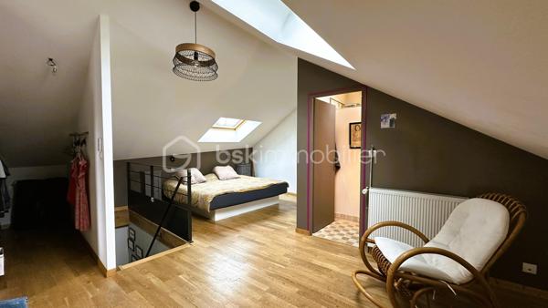 BSK IMMOBILIER vous présente : NANTES SUD / BORDS DE SEVRE : Une grande maison familiale composée de 5 chambres, d’un grand garage et d’un jardin, sans compter de nombreux espaces de rangements.

Cette maison est édifiée sur 2 niveaux, elle comprend :

Au rez-de-chaussée :
Une entrée vous mène directement au salon-séjour (env. 37m²), entièrement vitré côté jardin avec une projection sur un jardin intimiste exposé plein ouest et sans vis-à-vis. Une cuisine aménagée et équipée attenante au salon-séjour, une chambre (env. 13m²), un local technique, un dégagement accédant au grand garage, et des toilettes.

Le 1er étage est scindé en 2 espaces : D’un côté, un palier dessert 3 chambres dont 2 équipées de placards, et une salle de bain [baignoire/douche/wc]. De l’autre côté, une grande suite parentale d’env. 35m² avec un dressing et une salle d’eau avec wc. Enfin, une pièce dont vous pourrez définir la fonction (bureau, coin buanderie, etc etc).

En annexe : Un grand garage attenant à la maison d’env. 27m², une rareté dans le quartier « Sèvre », sans compter une place de stationnement devant la maison. Enfin, une dépendance en guise d’abri de jardin très utile pour le stockage.

Parcelle entièrement clôturée et sans vis-à-vis.

Cette maison a évolué et a été entretenue au fur et à mesure des années, les travaux les plus récents étant la toiture et l’isolation des combles (2018/2019), porte d’entrée (2022), nouvelle chaudière gaz à condensation (2025). Ouvertures en PVC double vitrage (dont vitrage phonique pour certaines ouvertures), et volets roulants électriques, en bon état.

Cette maison est située à proximité de toutes commodités, commerces de quartier [boulangerie, pharmacie, tabac-presse], ainsi que des cabinets médicaux. Les transports à quelques minutes à pied : ligne 42 arrêt « Sèvre » ou busway 4 arrêt « Mauvoisins ». Vous récupérerez également en quelques minutes en voiture, le périphérique et le sud Loire.

Maison avec accès direct aux bords de Sèvre, une bonne performance énergétique (DPE C), et un jardin intimiste exposé plein ouest et sans vis-à-vis, n'hésitez plus !