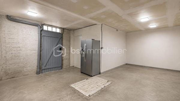 BSK IMMOBILIER vous présente : NANTES SUD / BORDS DE SEVRE : Une grande maison familiale composée de 5 chambres, d’un grand garage et d’un jardin, sans compter de nombreux espaces de rangements.

Cette maison est édifiée sur 2 niveaux, elle comprend :

Au rez-de-chaussée :
Une entrée vous mène directement au salon-séjour (env. 37m²), entièrement vitré côté jardin avec une projection sur un jardin intimiste exposé plein ouest et sans vis-à-vis. Une cuisine aménagée et équipée attenante au salon-séjour, une chambre (env. 13m²), un local technique, un dégagement accédant au grand garage, et des toilettes.

Le 1er étage est scindé en 2 espaces : D’un côté, un palier dessert 3 chambres dont 2 équipées de placards, et une salle de bain [baignoire/douche/wc]. De l’autre côté, une grande suite parentale d’env. 35m² avec un dressing et une salle d’eau avec wc. Enfin, une pièce dont vous pourrez définir la fonction (bureau, coin buanderie, etc etc).

En annexe : Un grand garage attenant à la maison d’env. 27m², une rareté dans le quartier « Sèvre », sans compter une place de stationnement devant la maison. Enfin, une dépendance en guise d’abri de jardin très utile pour le stockage.

Parcelle entièrement clôturée et sans vis-à-vis.

Cette maison a évolué et a été entretenue au fur et à mesure des années, les travaux les plus récents étant la toiture et l’isolation des combles (2018/2019), porte d’entrée (2022), nouvelle chaudière gaz à condensation (2025). Ouvertures en PVC double vitrage (dont vitrage phonique pour certaines ouvertures), et volets roulants électriques, en bon état.

Cette maison est située à proximité de toutes commodités, commerces de quartier [boulangerie, pharmacie, tabac-presse], ainsi que des cabinets médicaux. Les transports à quelques minutes à pied : ligne 42 arrêt « Sèvre » ou busway 4 arrêt « Mauvoisins ». Vous récupérerez également en quelques minutes en voiture, le périphérique et le sud Loire.

Maison avec accès direct aux bords de Sèvre, une bonne performance énergétique (DPE C), et un jardin intimiste exposé plein ouest et sans vis-à-vis, n'hésitez plus !