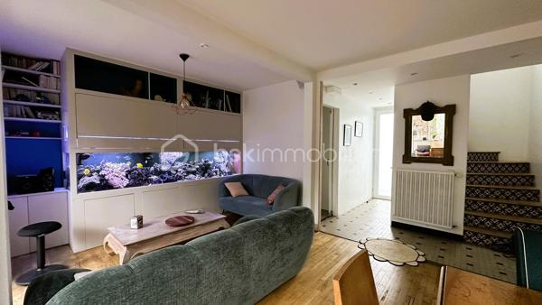 BSK IMMOBILIER vous présente : NANTES SUD / BORDS DE SEVRE : Une grande maison familiale composée de 5 chambres, d’un grand garage et d’un jardin, sans compter de nombreux espaces de rangements.

Cette maison est édifiée sur 2 niveaux, elle comprend :

Au rez-de-chaussée :
Une entrée vous mène directement au salon-séjour (env. 37m²), entièrement vitré côté jardin avec une projection sur un jardin intimiste exposé plein ouest et sans vis-à-vis. Une cuisine aménagée et équipée attenante au salon-séjour, une chambre (env. 13m²), un local technique, un dégagement accédant au grand garage, et des toilettes.

Le 1er étage est scindé en 2 espaces : D’un côté, un palier dessert 3 chambres dont 2 équipées de placards, et une salle de bain [baignoire/douche/wc]. De l’autre côté, une grande suite parentale d’env. 35m² avec un dressing et une salle d’eau avec wc. Enfin, une pièce dont vous pourrez définir la fonction (bureau, coin buanderie, etc etc).

En annexe : Un grand garage attenant à la maison d’env. 27m², une rareté dans le quartier « Sèvre », sans compter une place de stationnement devant la maison. Enfin, une dépendance en guise d’abri de jardin très utile pour le stockage.

Parcelle entièrement clôturée et sans vis-à-vis.

Cette maison a évolué et a été entretenue au fur et à mesure des années, les travaux les plus récents étant la toiture et l’isolation des combles (2018/2019), porte d’entrée (2022), nouvelle chaudière gaz à condensation (2025). Ouvertures en PVC double vitrage (dont vitrage phonique pour certaines ouvertures), et volets roulants électriques, en bon état.

Cette maison est située à proximité de toutes commodités, commerces de quartier [boulangerie, pharmacie, tabac-presse], ainsi que des cabinets médicaux. Les transports à quelques minutes à pied : ligne 42 arrêt « Sèvre » ou busway 4 arrêt « Mauvoisins ». Vous récupérerez également en quelques minutes en voiture, le périphérique et le sud Loire.

Maison avec accès direct aux bords de Sèvre, une bonne performance énergétique (DPE C), et un jardin intimiste exposé plein ouest et sans vis-à-vis, n'hésitez plus !