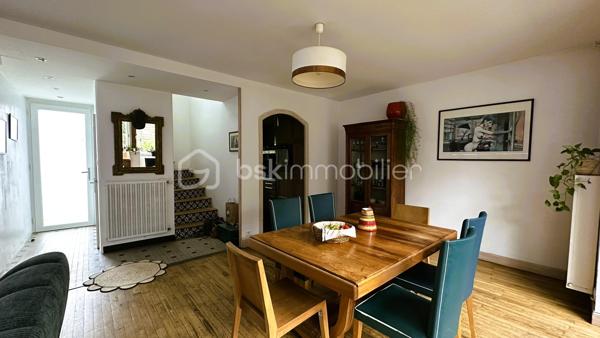 BSK IMMOBILIER vous présente : NANTES SUD / BORDS DE SEVRE : Une grande maison familiale composée de 5 chambres, d’un grand garage et d’un jardin, sans compter de nombreux espaces de rangements.

Cette maison est édifiée sur 2 niveaux, elle comprend :

Au rez-de-chaussée :
Une entrée vous mène directement au salon-séjour (env. 37m²), entièrement vitré côté jardin avec une projection sur un jardin intimiste exposé plein ouest et sans vis-à-vis. Une cuisine aménagée et équipée attenante au salon-séjour, une chambre (env. 13m²), un local technique, un dégagement accédant au grand garage, et des toilettes.

Le 1er étage est scindé en 2 espaces : D’un côté, un palier dessert 3 chambres dont 2 équipées de placards, et une salle de bain [baignoire/douche/wc]. De l’autre côté, une grande suite parentale d’env. 35m² avec un dressing et une salle d’eau avec wc. Enfin, une pièce dont vous pourrez définir la fonction (bureau, coin buanderie, etc etc).

En annexe : Un grand garage attenant à la maison d’env. 27m², une rareté dans le quartier « Sèvre », sans compter une place de stationnement devant la maison. Enfin, une dépendance en guise d’abri de jardin très utile pour le stockage.

Parcelle entièrement clôturée et sans vis-à-vis.

Cette maison a évolué et a été entretenue au fur et à mesure des années, les travaux les plus récents étant la toiture et l’isolation des combles (2018/2019), porte d’entrée (2022), nouvelle chaudière gaz à condensation (2025). Ouvertures en PVC double vitrage (dont vitrage phonique pour certaines ouvertures), et volets roulants électriques, en bon état.

Cette maison est située à proximité de toutes commodités, commerces de quartier [boulangerie, pharmacie, tabac-presse], ainsi que des cabinets médicaux. Les transports à quelques minutes à pied : ligne 42 arrêt « Sèvre » ou busway 4 arrêt « Mauvoisins ». Vous récupérerez également en quelques minutes en voiture, le périphérique et le sud Loire.

Maison avec accès direct aux bords de Sèvre, une bonne performance énergétique (DPE C), et un jardin intimiste exposé plein ouest et sans vis-à-vis, n'hésitez plus !