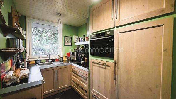 BSK IMMOBILIER vous présente : NANTES SUD / BORDS DE SEVRE : Une grande maison familiale composée de 5 chambres, d’un grand garage et d’un jardin, sans compter de nombreux espaces de rangements.

Cette maison est édifiée sur 2 niveaux, elle comprend :

Au rez-de-chaussée :
Une entrée vous mène directement au salon-séjour (env. 37m²), entièrement vitré côté jardin avec une projection sur un jardin intimiste exposé plein ouest et sans vis-à-vis. Une cuisine aménagée et équipée attenante au salon-séjour, une chambre (env. 13m²), un local technique, un dégagement accédant au grand garage, et des toilettes.

Le 1er étage est scindé en 2 espaces : D’un côté, un palier dessert 3 chambres dont 2 équipées de placards, et une salle de bain [baignoire/douche/wc]. De l’autre côté, une grande suite parentale d’env. 35m² avec un dressing et une salle d’eau avec wc. Enfin, une pièce dont vous pourrez définir la fonction (bureau, coin buanderie, etc etc).

En annexe : Un grand garage attenant à la maison d’env. 27m², une rareté dans le quartier « Sèvre », sans compter une place de stationnement devant la maison. Enfin, une dépendance en guise d’abri de jardin très utile pour le stockage.

Parcelle entièrement clôturée et sans vis-à-vis.

Cette maison a évolué et a été entretenue au fur et à mesure des années, les travaux les plus récents étant la toiture et l’isolation des combles (2018/2019), porte d’entrée (2022), nouvelle chaudière gaz à condensation (2025). Ouvertures en PVC double vitrage (dont vitrage phonique pour certaines ouvertures), et volets roulants électriques, en bon état.

Cette maison est située à proximité de toutes commodités, commerces de quartier [boulangerie, pharmacie, tabac-presse], ainsi que des cabinets médicaux. Les transports à quelques minutes à pied : ligne 42 arrêt « Sèvre » ou busway 4 arrêt « Mauvoisins ». Vous récupérerez également en quelques minutes en voiture, le périphérique et le sud Loire.

Maison avec accès direct aux bords de Sèvre, une bonne performance énergétique (DPE C), et un jardin intimiste exposé plein ouest et sans vis-à-vis, n'hésitez plus !