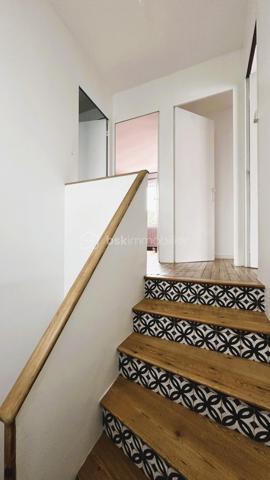 BSK IMMOBILIER vous présente : NANTES SUD / BORDS DE SEVRE : Une grande maison familiale composée de 5 chambres, d’un grand garage et d’un jardin, sans compter de nombreux espaces de rangements.

Cette maison est édifiée sur 2 niveaux, elle comprend :

Au rez-de-chaussée :
Une entrée vous mène directement au salon-séjour (env. 37m²), entièrement vitré côté jardin avec une projection sur un jardin intimiste exposé plein ouest et sans vis-à-vis. Une cuisine aménagée et équipée attenante au salon-séjour, une chambre (env. 13m²), un local technique, un dégagement accédant au grand garage, et des toilettes.

Le 1er étage est scindé en 2 espaces : D’un côté, un palier dessert 3 chambres dont 2 équipées de placards, et une salle de bain [baignoire/douche/wc]. De l’autre côté, une grande suite parentale d’env. 35m² avec un dressing et une salle d’eau avec wc. Enfin, une pièce dont vous pourrez définir la fonction (bureau, coin buanderie, etc etc).

En annexe : Un grand garage attenant à la maison d’env. 27m², une rareté dans le quartier « Sèvre », sans compter une place de stationnement devant la maison. Enfin, une dépendance en guise d’abri de jardin très utile pour le stockage.

Parcelle entièrement clôturée et sans vis-à-vis.

Cette maison a évolué et a été entretenue au fur et à mesure des années, les travaux les plus récents étant la toiture et l’isolation des combles (2018/2019), porte d’entrée (2022), nouvelle chaudière gaz à condensation (2025). Ouvertures en PVC double vitrage (dont vitrage phonique pour certaines ouvertures), et volets roulants électriques, en bon état.

Cette maison est située à proximité de toutes commodités, commerces de quartier [boulangerie, pharmacie, tabac-presse], ainsi que des cabinets médicaux. Les transports à quelques minutes à pied : ligne 42 arrêt « Sèvre » ou busway 4 arrêt « Mauvoisins ». Vous récupérerez également en quelques minutes en voiture, le périphérique et le sud Loire.

Maison avec accès direct aux bords de Sèvre, une bonne performance énergétique (DPE C), et un jardin intimiste exposé plein ouest et sans vis-à-vis, n'hésitez plus !