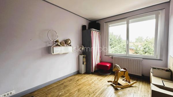 BSK IMMOBILIER vous présente : NANTES SUD / BORDS DE SEVRE : Une grande maison familiale composée de 5 chambres, d’un grand garage et d’un jardin, sans compter de nombreux espaces de rangements.

Cette maison est édifiée sur 2 niveaux, elle comprend :

Au rez-de-chaussée :
Une entrée vous mène directement au salon-séjour (env. 37m²), entièrement vitré côté jardin avec une projection sur un jardin intimiste exposé plein ouest et sans vis-à-vis. Une cuisine aménagée et équipée attenante au salon-séjour, une chambre (env. 13m²), un local technique, un dégagement accédant au grand garage, et des toilettes.

Le 1er étage est scindé en 2 espaces : D’un côté, un palier dessert 3 chambres dont 2 équipées de placards, et une salle de bain [baignoire/douche/wc]. De l’autre côté, une grande suite parentale d’env. 35m² avec un dressing et une salle d’eau avec wc. Enfin, une pièce dont vous pourrez définir la fonction (bureau, coin buanderie, etc etc).

En annexe : Un grand garage attenant à la maison d’env. 27m², une rareté dans le quartier « Sèvre », sans compter une place de stationnement devant la maison. Enfin, une dépendance en guise d’abri de jardin très utile pour le stockage.

Parcelle entièrement clôturée et sans vis-à-vis.

Cette maison a évolué et a été entretenue au fur et à mesure des années, les travaux les plus récents étant la toiture et l’isolation des combles (2018/2019), porte d’entrée (2022), nouvelle chaudière gaz à condensation (2025). Ouvertures en PVC double vitrage (dont vitrage phonique pour certaines ouvertures), et volets roulants électriques, en bon état.

Cette maison est située à proximité de toutes commodités, commerces de quartier [boulangerie, pharmacie, tabac-presse], ainsi que des cabinets médicaux. Les transports à quelques minutes à pied : ligne 42 arrêt « Sèvre » ou busway 4 arrêt « Mauvoisins ». Vous récupérerez également en quelques minutes en voiture, le périphérique et le sud Loire.

Maison avec accès direct aux bords de Sèvre, une bonne performance énergétique (DPE C), et un jardin intimiste exposé plein ouest et sans vis-à-vis, n'hésitez plus !