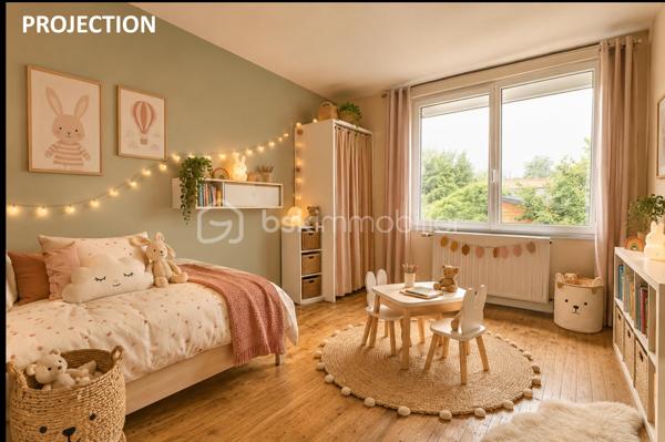 BSK IMMOBILIER vous présente : NANTES SUD / BORDS DE SEVRE : Une grande maison familiale composée de 5 chambres, d’un grand garage et d’un jardin, sans compter de nombreux espaces de rangements.

Cette maison est édifiée sur 2 niveaux, elle comprend :

Au rez-de-chaussée :
Une entrée vous mène directement au salon-séjour (env. 37m²), entièrement vitré côté jardin avec une projection sur un jardin intimiste exposé plein ouest et sans vis-à-vis. Une cuisine aménagée et équipée attenante au salon-séjour, une chambre (env. 13m²), un local technique, un dégagement accédant au grand garage, et des toilettes.

Le 1er étage est scindé en 2 espaces : D’un côté, un palier dessert 3 chambres dont 2 équipées de placards, et une salle de bain [baignoire/douche/wc]. De l’autre côté, une grande suite parentale d’env. 35m² avec un dressing et une salle d’eau avec wc. Enfin, une pièce dont vous pourrez définir la fonction (bureau, coin buanderie, etc etc).

En annexe : Un grand garage attenant à la maison d’env. 27m², une rareté dans le quartier « Sèvre », sans compter une place de stationnement devant la maison. Enfin, une dépendance en guise d’abri de jardin très utile pour le stockage.

Parcelle entièrement clôturée et sans vis-à-vis.

Cette maison a évolué et a été entretenue au fur et à mesure des années, les travaux les plus récents étant la toiture et l’isolation des combles (2018/2019), porte d’entrée (2022), nouvelle chaudière gaz à condensation (2025). Ouvertures en PVC double vitrage (dont vitrage phonique pour certaines ouvertures), et volets roulants électriques, en bon état.

Cette maison est située à proximité de toutes commodités, commerces de quartier [boulangerie, pharmacie, tabac-presse], ainsi que des cabinets médicaux. Les transports à quelques minutes à pied : ligne 42 arrêt « Sèvre » ou busway 4 arrêt « Mauvoisins ». Vous récupérerez également en quelques minutes en voiture, le périphérique et le sud Loire.

Maison avec accès direct aux bords de Sèvre, une bonne performance énergétique (DPE C), et un jardin intimiste exposé plein ouest et sans vis-à-vis, n'hésitez plus !