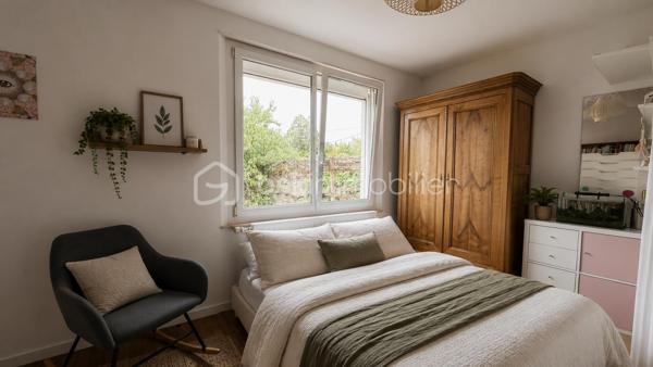 BSK IMMOBILIER vous présente : NANTES SUD / BORDS DE SEVRE : Une grande maison familiale composée de 5 chambres, d’un grand garage et d’un jardin, sans compter de nombreux espaces de rangements.

Cette maison est édifiée sur 2 niveaux, elle comprend :

Au rez-de-chaussée :
Une entrée vous mène directement au salon-séjour (env. 37m²), entièrement vitré côté jardin avec une projection sur un jardin intimiste exposé plein ouest et sans vis-à-vis. Une cuisine aménagée et équipée attenante au salon-séjour, une chambre (env. 13m²), un local technique, un dégagement accédant au grand garage, et des toilettes.

Le 1er étage est scindé en 2 espaces : D’un côté, un palier dessert 3 chambres dont 2 équipées de placards, et une salle de bain [baignoire/douche/wc]. De l’autre côté, une grande suite parentale d’env. 35m² avec un dressing et une salle d’eau avec wc. Enfin, une pièce dont vous pourrez définir la fonction (bureau, coin buanderie, etc etc).

En annexe : Un grand garage attenant à la maison d’env. 27m², une rareté dans le quartier « Sèvre », sans compter une place de stationnement devant la maison. Enfin, une dépendance en guise d’abri de jardin très utile pour le stockage.

Parcelle entièrement clôturée et sans vis-à-vis.

Cette maison a évolué et a été entretenue au fur et à mesure des années, les travaux les plus récents étant la toiture et l’isolation des combles (2018/2019), porte d’entrée (2022), nouvelle chaudière gaz à condensation (2025). Ouvertures en PVC double vitrage (dont vitrage phonique pour certaines ouvertures), et volets roulants électriques, en bon état.

Cette maison est située à proximité de toutes commodités, commerces de quartier [boulangerie, pharmacie, tabac-presse], ainsi que des cabinets médicaux. Les transports à quelques minutes à pied : ligne 42 arrêt « Sèvre » ou busway 4 arrêt « Mauvoisins ». Vous récupérerez également en quelques minutes en voiture, le périphérique et le sud Loire.

Maison avec accès direct aux bords de Sèvre, une bonne performance énergétique (DPE C), et un jardin intimiste exposé plein ouest et sans vis-à-vis, n'hésitez plus !