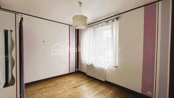 BSK IMMOBILIER vous présente : NANTES SUD / BORDS DE SEVRE : Une grande maison familiale composée de 5 chambres, d’un grand garage et d’un jardin, sans compter de nombreux espaces de rangements.

Cette maison est édifiée sur 2 niveaux, elle comprend :

Au rez-de-chaussée :
Une entrée vous mène directement au salon-séjour (env. 37m²), entièrement vitré côté jardin avec une projection sur un jardin intimiste exposé plein ouest et sans vis-à-vis. Une cuisine aménagée et équipée attenante au salon-séjour, une chambre (env. 13m²), un local technique, un dégagement accédant au grand garage, et des toilettes.

Le 1er étage est scindé en 2 espaces : D’un côté, un palier dessert 3 chambres dont 2 équipées de placards, et une salle de bain [baignoire/douche/wc]. De l’autre côté, une grande suite parentale d’env. 35m² avec un dressing et une salle d’eau avec wc. Enfin, une pièce dont vous pourrez définir la fonction (bureau, coin buanderie, etc etc).

En annexe : Un grand garage attenant à la maison d’env. 27m², une rareté dans le quartier « Sèvre », sans compter une place de stationnement devant la maison. Enfin, une dépendance en guise d’abri de jardin très utile pour le stockage.

Parcelle entièrement clôturée et sans vis-à-vis.

Cette maison a évolué et a été entretenue au fur et à mesure des années, les travaux les plus récents étant la toiture et l’isolation des combles (2018/2019), porte d’entrée (2022), nouvelle chaudière gaz à condensation (2025). Ouvertures en PVC double vitrage (dont vitrage phonique pour certaines ouvertures), et volets roulants électriques, en bon état.

Cette maison est située à proximité de toutes commodités, commerces de quartier [boulangerie, pharmacie, tabac-presse], ainsi que des cabinets médicaux. Les transports à quelques minutes à pied : ligne 42 arrêt « Sèvre » ou busway 4 arrêt « Mauvoisins ». Vous récupérerez également en quelques minutes en voiture, le périphérique et le sud Loire.

Maison avec accès direct aux bords de Sèvre, une bonne performance énergétique (DPE C), et un jardin intimiste exposé plein ouest et sans vis-à-vis, n'hésitez plus !