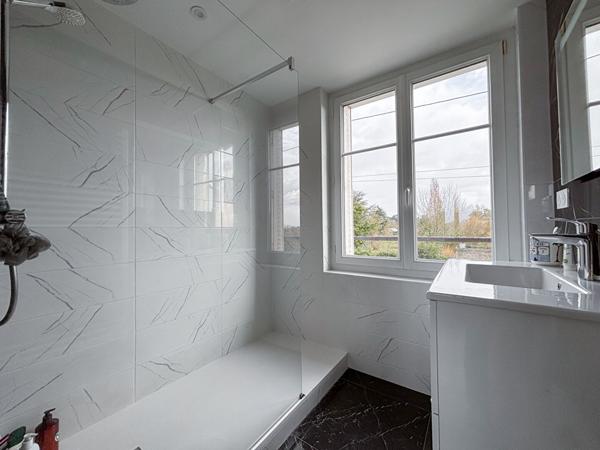 A vendre - Maison 120 m², 3 chambres et un bureau, entièrement refaite à neuf avec jardin, garage et dépendances "Sainte-Gemmes-sur-Loire/ Aux portes d'Angers"