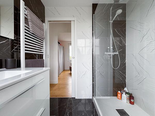 A vendre - Maison 120 m², 3 chambres et un bureau, entièrement refaite à neuf avec jardin, garage et dépendances "Sainte-Gemmes-sur-Loire/ Aux portes d'Angers"