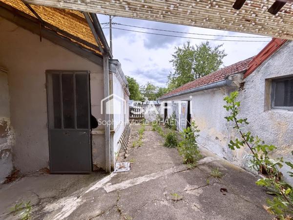 Maison de ville à rénover avec cour et dépendances