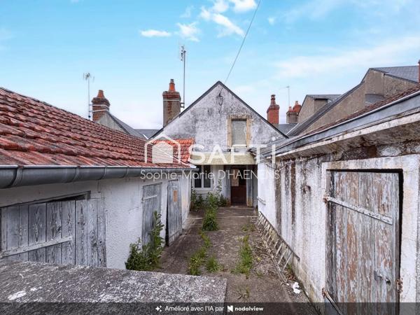 Maison de ville à rénover avec cour et dépendances