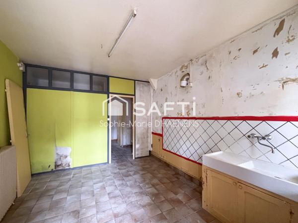 Maison de ville à rénover avec cour et dépendances
