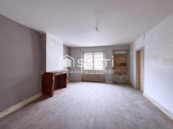 Maison de ville à rénover avec cour et dépendances