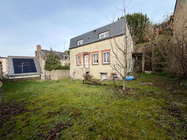 Maison de ville une chambre et bureau sur terrain de 237 m2