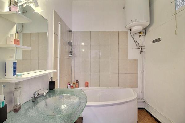 Appartement à vendre    2 pièces •  Marseille 7