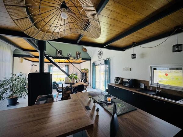 Maison + hébergements insolites sur 1 ha