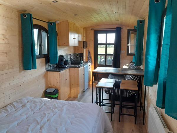 Maison + hébergements insolites sur 1 ha