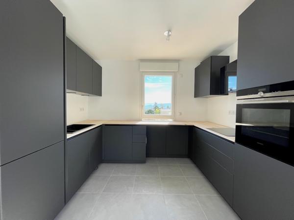 Gex (01170) Appartement dernier étage avec trois chambres et deux terrasses