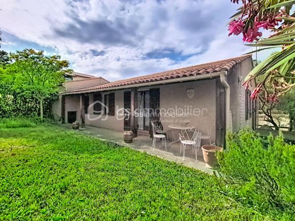 Dans l'un des villages les plus prisés aux portes de Montpellier, découvrez cette maison individuelle de plain-pied de 88 m², nichée au cœur d'un quartier résidentiel calme et verdoyant. Un véritable cocon où il fait bon vivre, à seulement quelques minutes de la ville, tout en profitant d'un environnement privilégié.
Dès l'arrivée, vous serez séduit par son jardin intimiste de 347 m², un écrin de verdure idéal pour vos repas d'été, les jeux des enfants ou simplement pour profiter du soleil en toute tranquillité.
À l'intérieur, la maison offre aujourd'hui une cuisine indépendante, un salon baigné de lumière grâce à son exposition plein sud, quatre chambres, une salle d'eau et des toilettes séparées. Mais son véritable atout réside dans son incroyable potentiel d'aménagement.
Vous rêvez d'une vaste pièce de vie avec cuisine ouverte, d'une suite parentale, d'un bureau pour le télétravail ou d'espaces plus contemporains ? Cette maison est une véritable page blanche qui vous permettra de créer un intérieur à votre image.
Et ce n'est pas tout…
Une pièce supplémentaire de 17 m², entièrement à aménager selon vos envies, complète ce bien. Atelier d'artiste, salle de jeux, espace professionnel, studio indépendant ou chambre supplémentaire : les possibilités sont nombreuses. Un garage vient également parfaire les prestations.
Les + qui font la différence :
✔ Maison individuelle, sans mitoyenneté.
✔ Plain-pied, pratique et fonctionnelle.
✔ Exposition sud pour une belle luminosité.
✔ 4 chambres.
✔ Pièce de 17 m² à aménager selon vos besoins.
✔ Garage.
✔ Jardin clos et intimiste de 347 m².
✔ Quartier pavillonnaire calme et recherché.
✔ Toutes les commodités à quelques minutes : écoles, commerces, services, équipements sportifs...
✔ Montpellier facilement accessible.
Rare sur le secteur, cette maison séduira aussi bien une famille qu'un acquéreur en quête d'un bien à personnaliser dans un environnement où les opportunités sont de plus en plus rares.
Un bien avec  du potentiel et un emplacement de premier choix… Il ne lui manque plus que votre projet de vie.
Contactez-moi dès aujourd'hui pour organiser une visite et laissez-vous séduire par tout ce que cette maison a à offrir.