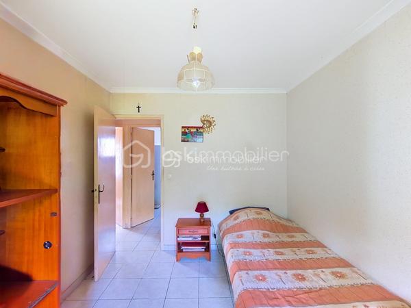 Dans l'un des villages les plus prisés aux portes de Montpellier, découvrez cette maison individuelle de plain-pied de 88 m², nichée au cœur d'un quartier résidentiel calme et verdoyant. Un véritable cocon où il fait bon vivre, à seulement quelques minutes de la ville, tout en profitant d'un environnement privilégié.
Dès l'arrivée, vous serez séduit par son jardin intimiste de 347 m², un écrin de verdure idéal pour vos repas d'été, les jeux des enfants ou simplement pour profiter du soleil en toute tranquillité.
À l'intérieur, la maison offre aujourd'hui une cuisine indépendante, un salon baigné de lumière grâce à son exposition plein sud, quatre chambres, une salle d'eau et des toilettes séparées. Mais son véritable atout réside dans son incroyable potentiel d'aménagement.
Vous rêvez d'une vaste pièce de vie avec cuisine ouverte, d'une suite parentale, d'un bureau pour le télétravail ou d'espaces plus contemporains ? Cette maison est une véritable page blanche qui vous permettra de créer un intérieur à votre image.
Et ce n'est pas tout…
Une pièce supplémentaire de 17 m², entièrement à aménager selon vos envies, complète ce bien. Atelier d'artiste, salle de jeux, espace professionnel, studio indépendant ou chambre supplémentaire : les possibilités sont nombreuses. Un garage vient également parfaire les prestations.
Les + qui font la différence :
✔ Maison individuelle, sans mitoyenneté.
✔ Plain-pied, pratique et fonctionnelle.
✔ Exposition sud pour une belle luminosité.
✔ 4 chambres.
✔ Pièce de 17 m² à aménager selon vos besoins.
✔ Garage.
✔ Jardin clos et intimiste de 347 m².
✔ Quartier pavillonnaire calme et recherché.
✔ Toutes les commodités à quelques minutes : écoles, commerces, services, équipements sportifs...
✔ Montpellier facilement accessible.
Rare sur le secteur, cette maison séduira aussi bien une famille qu'un acquéreur en quête d'un bien à personnaliser dans un environnement où les opportunités sont de plus en plus rares.
Un bien avec  du potentiel et un emplacement de premier choix… Il ne lui manque plus que votre projet de vie.
Contactez-moi dès aujourd'hui pour organiser une visite et laissez-vous séduire par tout ce que cette maison a à offrir.