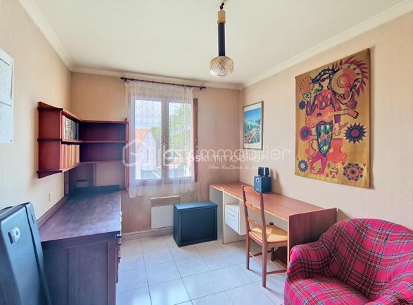 Dans l'un des villages les plus prisés aux portes de Montpellier, découvrez cette maison individuelle de plain-pied de 88 m², nichée au cœur d'un quartier résidentiel calme et verdoyant. Un véritable cocon où il fait bon vivre, à seulement quelques minutes de la ville, tout en profitant d'un environnement privilégié.
Dès l'arrivée, vous serez séduit par son jardin intimiste de 347 m², un écrin de verdure idéal pour vos repas d'été, les jeux des enfants ou simplement pour profiter du soleil en toute tranquillité.
À l'intérieur, la maison offre aujourd'hui une cuisine indépendante, un salon baigné de lumière grâce à son exposition plein sud, quatre chambres, une salle d'eau et des toilettes séparées. Mais son véritable atout réside dans son incroyable potentiel d'aménagement.
Vous rêvez d'une vaste pièce de vie avec cuisine ouverte, d'une suite parentale, d'un bureau pour le télétravail ou d'espaces plus contemporains ? Cette maison est une véritable page blanche qui vous permettra de créer un intérieur à votre image.
Et ce n'est pas tout…
Une pièce supplémentaire de 17 m², entièrement à aménager selon vos envies, complète ce bien. Atelier d'artiste, salle de jeux, espace professionnel, studio indépendant ou chambre supplémentaire : les possibilités sont nombreuses. Un garage vient également parfaire les prestations.
Les + qui font la différence :
✔ Maison individuelle, sans mitoyenneté.
✔ Plain-pied, pratique et fonctionnelle.
✔ Exposition sud pour une belle luminosité.
✔ 4 chambres.
✔ Pièce de 17 m² à aménager selon vos besoins.
✔ Garage.
✔ Jardin clos et intimiste de 347 m².
✔ Quartier pavillonnaire calme et recherché.
✔ Toutes les commodités à quelques minutes : écoles, commerces, services, équipements sportifs...
✔ Montpellier facilement accessible.
Rare sur le secteur, cette maison séduira aussi bien une famille qu'un acquéreur en quête d'un bien à personnaliser dans un environnement où les opportunités sont de plus en plus rares.
Un bien avec  du potentiel et un emplacement de premier choix… Il ne lui manque plus que votre projet de vie.
Contactez-moi dès aujourd'hui pour organiser une visite et laissez-vous séduire par tout ce que cette maison a à offrir.